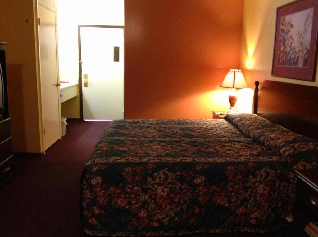 Scottish Inn And Suites Tomball Room photo